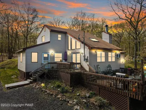 206 Mockingbird Ct, Bushkill, PA 18324