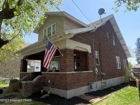 31 Dewey St, Roseto, PA 18013