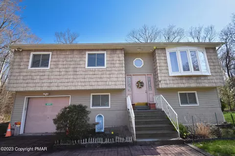 6113 Victoria Dr, Tobyhanna, PA 18466