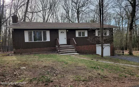 140 Hemlock Dr, Dingmans Ferry, PA 18328