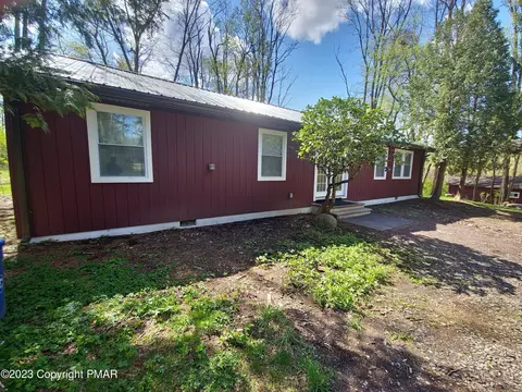 128 Robinson Ln, Cresco, PA 18326