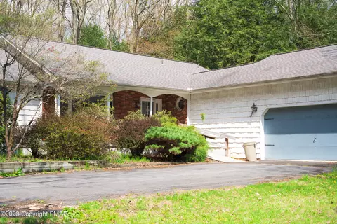 1580 Starry Ln, Effort, PA 18330