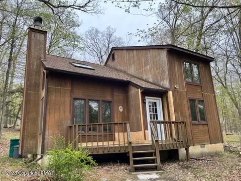 246 Otter Ln, Bushkill, PA 18324