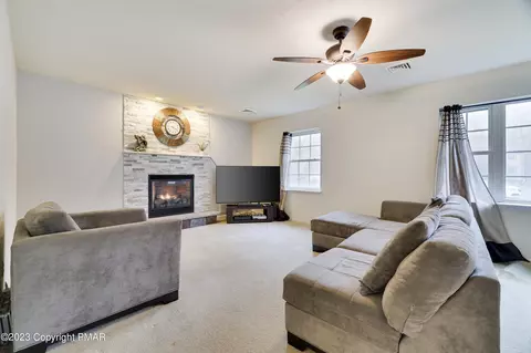 1369 Kodiak Ter, Tobyhanna, PA 18466