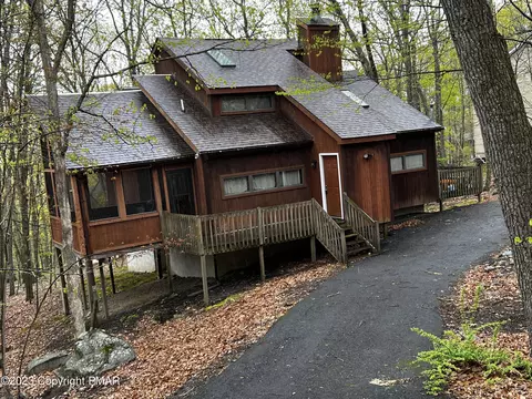 2202 Southport Dr, Bushkill, PA 18324