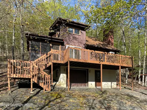 148 St Andrews Dr, Bushkill, PA 18324