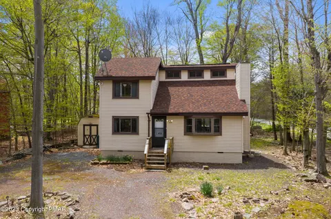 2631 Foxledge Dr, Tobyhanna, PA 18466