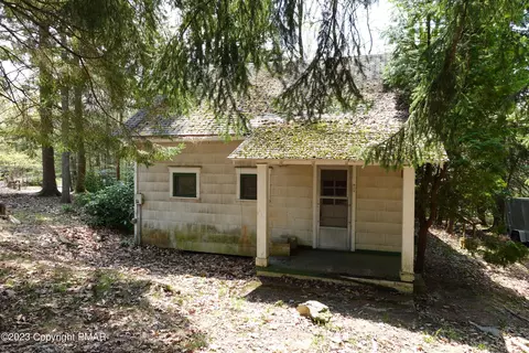 6 Tunkhanna Dr, Lake Harmony, PA 18624