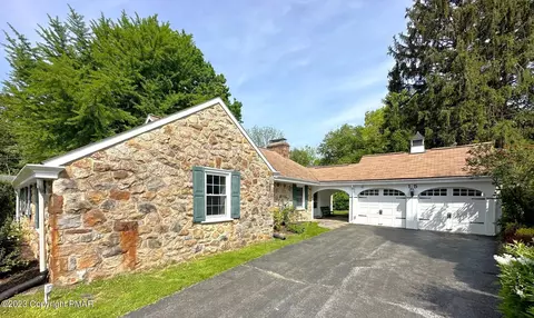 15 Dewberry Ave, Bethlehem, PA 18017
