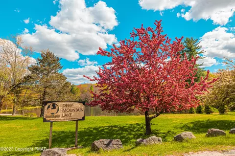 129 Meadow Ln, Swiftwater, PA 18370