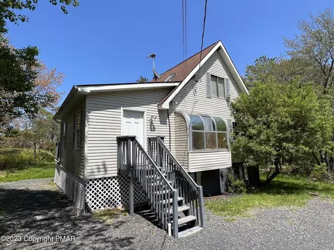 1079 Clover Rd, Long Pond, PA 18334