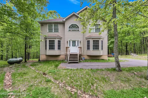 1271 Woodthrush Cir, Bushkill, PA 18324
