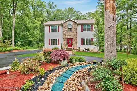 365 Cherry Lane Rd, Bartonsville, PA 18321