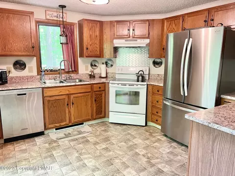 131 Choctaw Dr, Pocono Lake, PA 18347