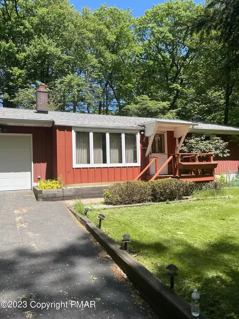 1117 Blue Jay Ln, Tobyhanna, PA 18466