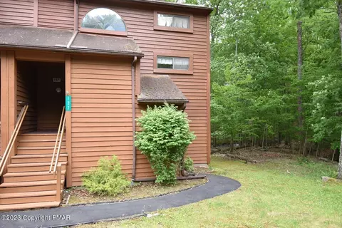 137 English Ct, Bushkill, PA 18324