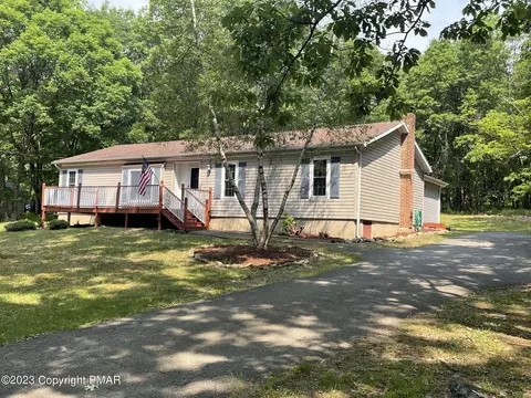 1221 N Rocky Mountain Dr, Effort, PA 18330