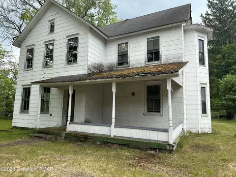 13 3rd St, Gouldsboro, PA 18424