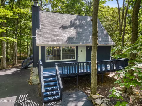 1127 Kensington Dr, Tobyhanna, PA 18466