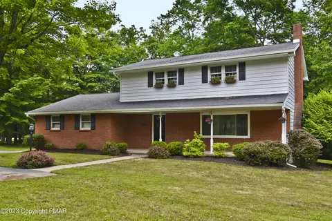 8104 Oak Ridge Ln, Cresco, PA 18326