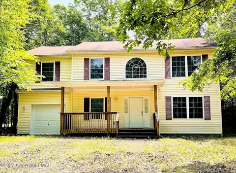 612 Whippoorwill Dr, Bushkill, PA 18324