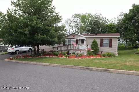 4176 W Bunker Hill Ln, Walnutport, PA 18088