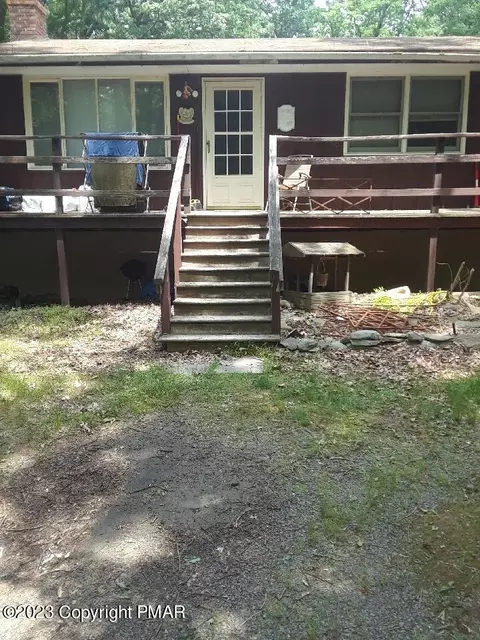 3018 Bobcat Ct, Bushkill, PA 18324