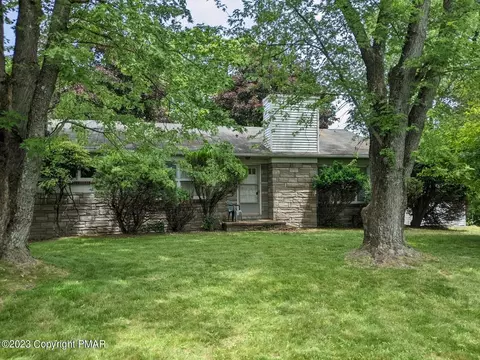 232 Rodenbach Ln, Brodheadsville, PA 18322