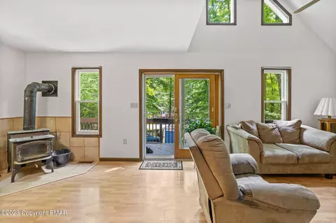 281 Wyalusing Dr, Pocono Lake, PA 18347