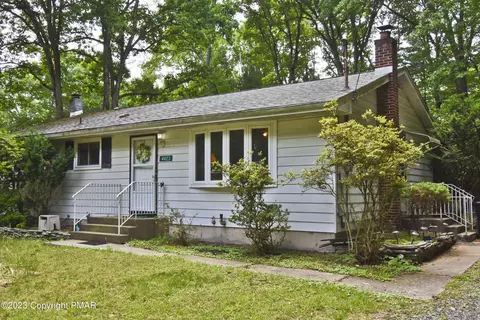 4423 Woodside Dr, East Stroudsburg, PA 18301