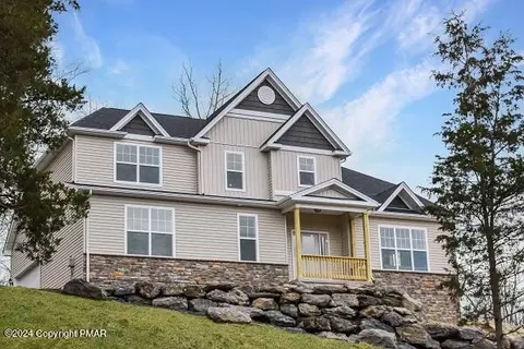 302 Reagan Dr, East Stroudsburg, PA 18301