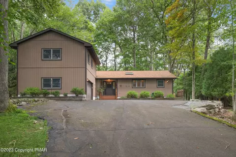 184 Yacht Club Dr, Greentown, PA 18426