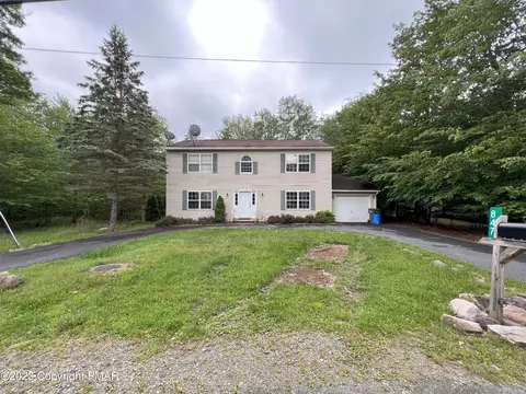 847 Country Place Dr, Tobyhanna, PA 18466
