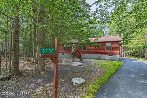 6138 Chickasa Dr, Pocono Lake, PA 18347