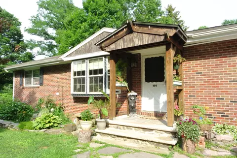 199 Dogwood Dr, Delaware Water Gap, PA 18327