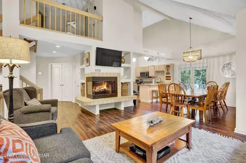 21 Rockspring Ct, Lake Harmony, PA 18624