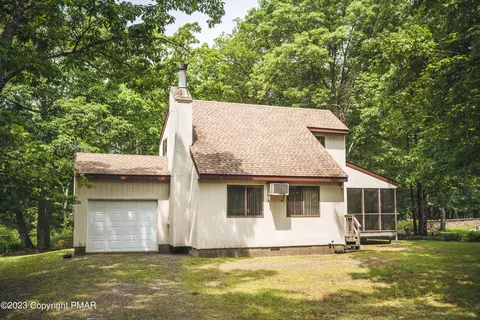 1228 Steele Cir, Bushkill, PA 18324
