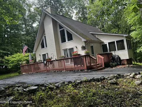 2107 Windgate Ct, Bushkill, PA 18324