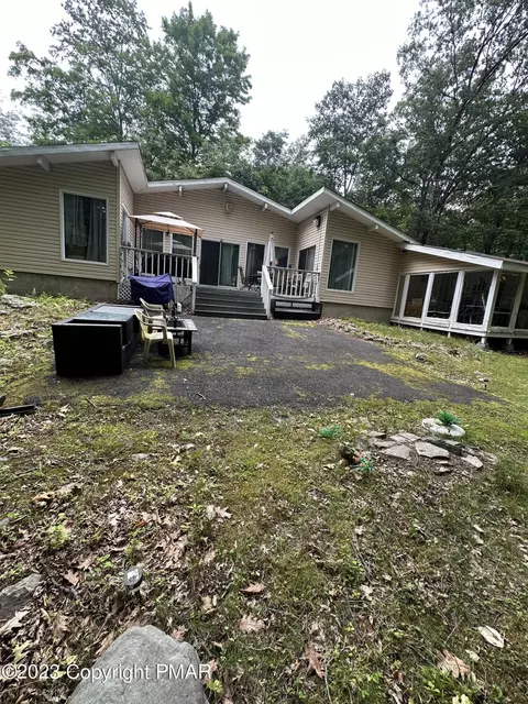 258 Purple Martin Dr, Bushkill, PA 18324