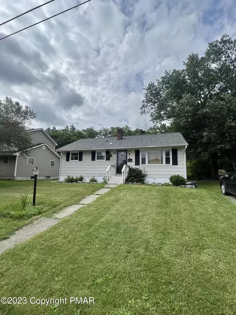 1749 Rosebriar Ln, Stroudsburg, PA 18360