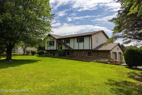 652 Greenview Dr, Stroudsburg, PA 18360