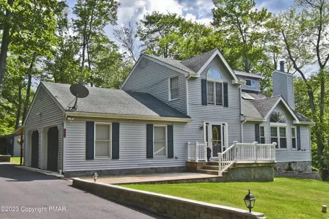4231 Hickory Rd, Tobyhanna, PA 18466