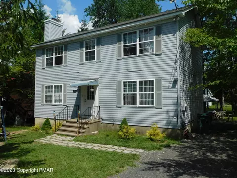 548 Country Place Dr, Tobyhanna, PA 18466