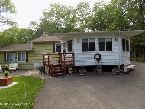 9 Walnut Ln, Albrightsville, PA 18210