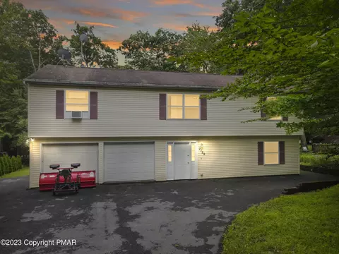 2129 Warwick Cir, Tobyhanna, PA 18466