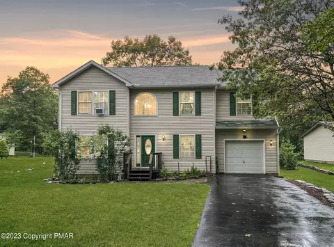 361 Mallard Ln, Bushkill, PA 18324