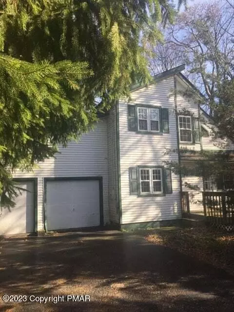 2626 Foxledge Dr, Tobyhanna, PA 18466