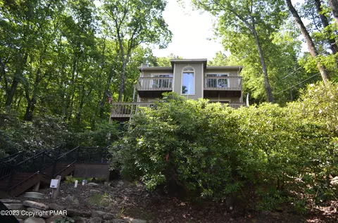 27 S Lake Dr, Lake Harmony, PA 18624