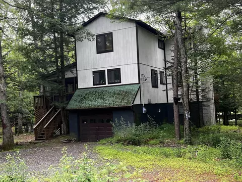 531 Saunders Ct, Bushkill, PA 18324