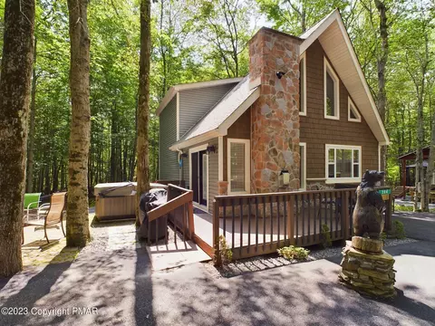 284 Wyalusing Dr, Pocono Lake, PA 18347